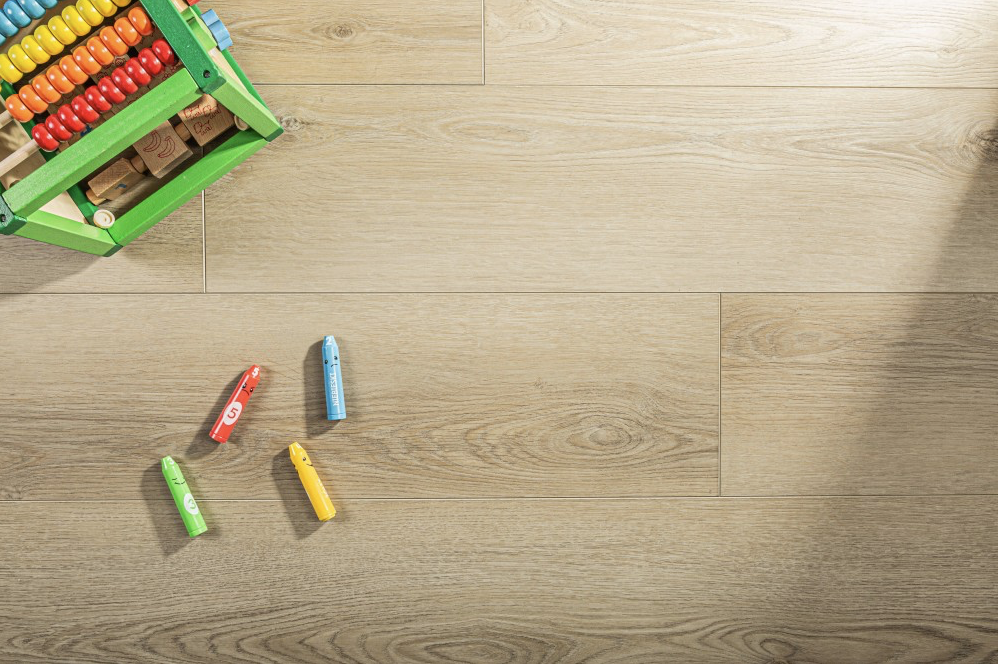 W którą stronę układać panele podłogowe? Kierunek montażu a wygląd wnętrza