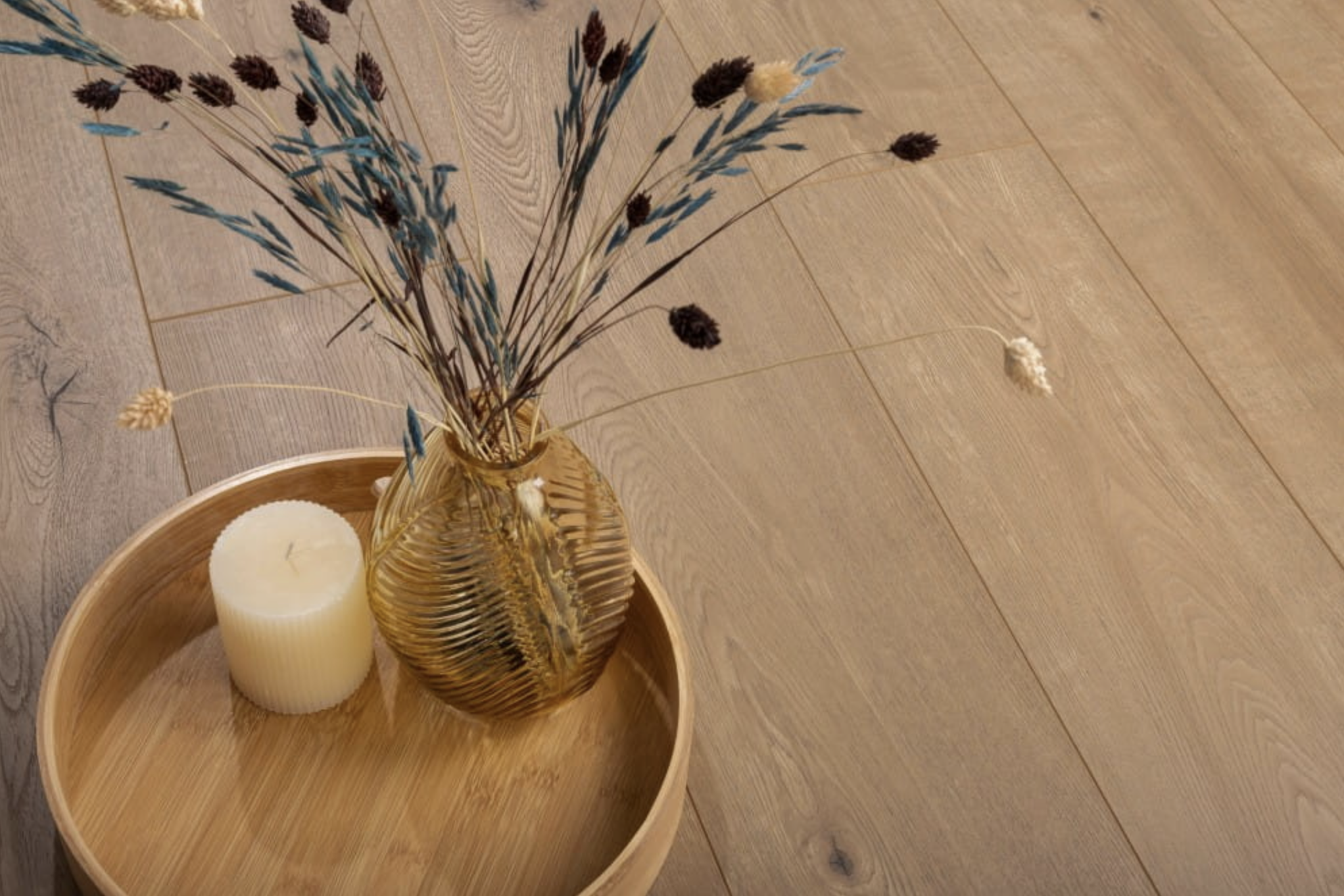 Akustyka wnętrza a wybór podłogi – jak panele wpływają na komfort codziennego użytkowania?